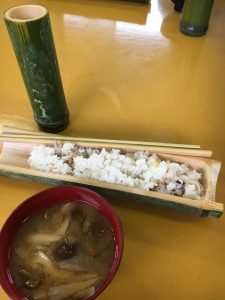 竹のお皿とおはしでお昼ご飯