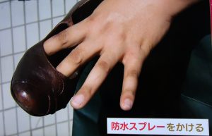 濡れた革靴をひび／しみなしにする防水スプレーをする